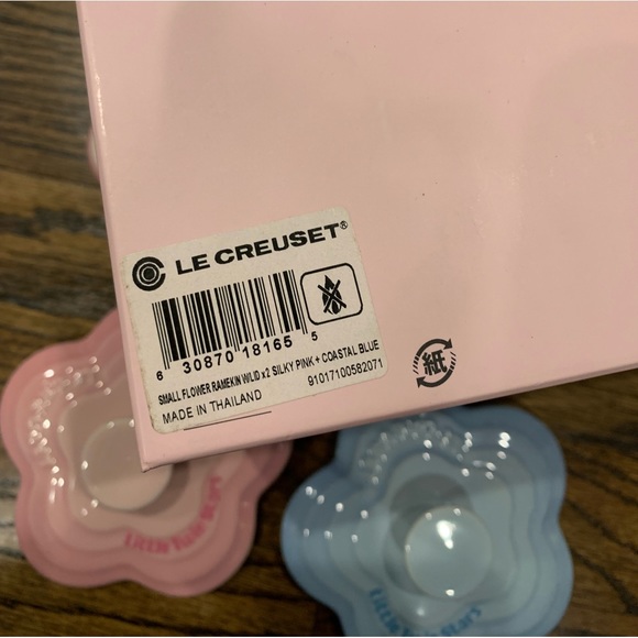 New Rare Le Creuset Little Twin Stars Flower Ramekins Set of 2 - Picture 9 of 11